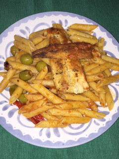 Una foto de Filetes de Dorado con Penne Rigate, Morrones y Aceitunas