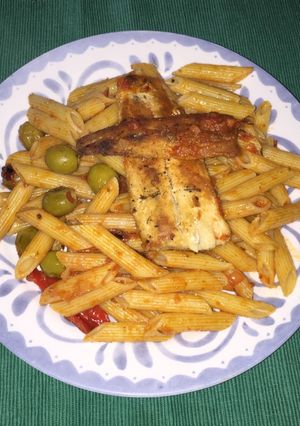 Una foto de Filetes de Dorado con Penne Rigate, Morrones y Aceitunas