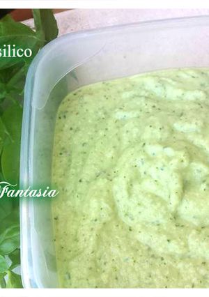 Foto di Pesto di zucchine crude e basilico