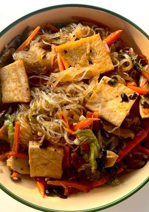 รูปของ อบวุ้นเส้นเห็ดหอมเต้าหู้กับผักติดครัว🧄🫚🍄ทานคู่น้ำจิ้มซีฟู้ด