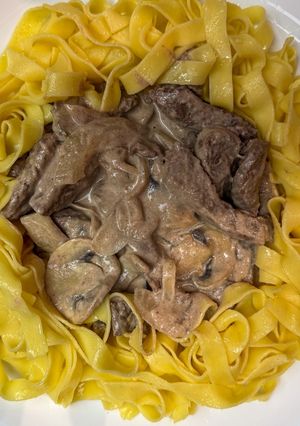 Stroganoff fehérpecsenyéből tagliatellével recept fotója