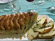 Una foto de pan de ajo y perejil sin manteca