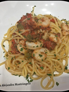 Una foto de Spaghetti pomodoro e gamberi