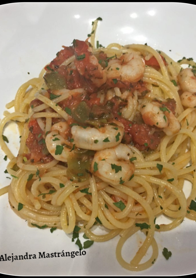 Una foto de Spaghetti pomodoro e gamberi