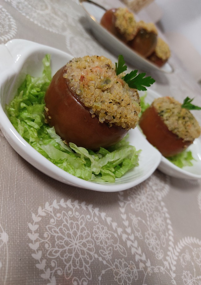 Una foto de Tomates rellenos de quinoa y brócoli