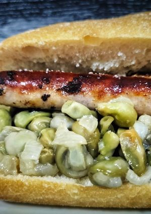 Foto principal de Bocadillo de longanizas con habitas y cebolla confitadas