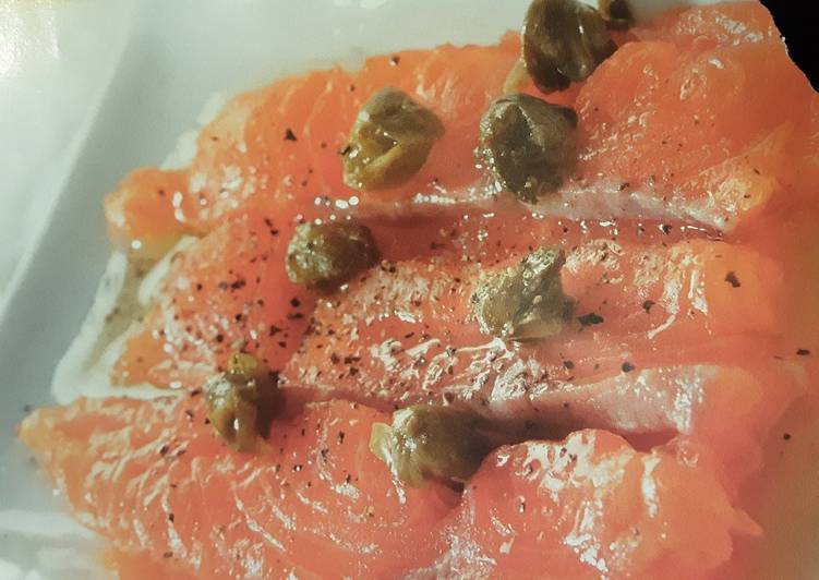 Recipe of Ultimate Salmon carpaccio with lemon dressing