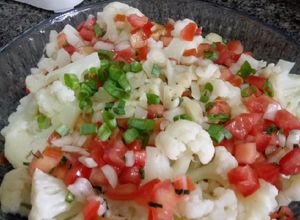 Foto de Salada de Couve-flor ao Alho e Jasmim com Tomate e Coentro