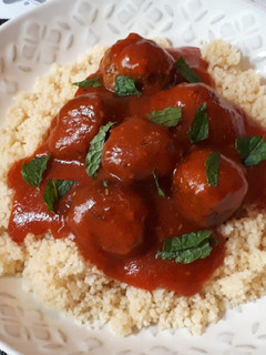Una foto de Albóndigas libanesas en salsa de tomate
