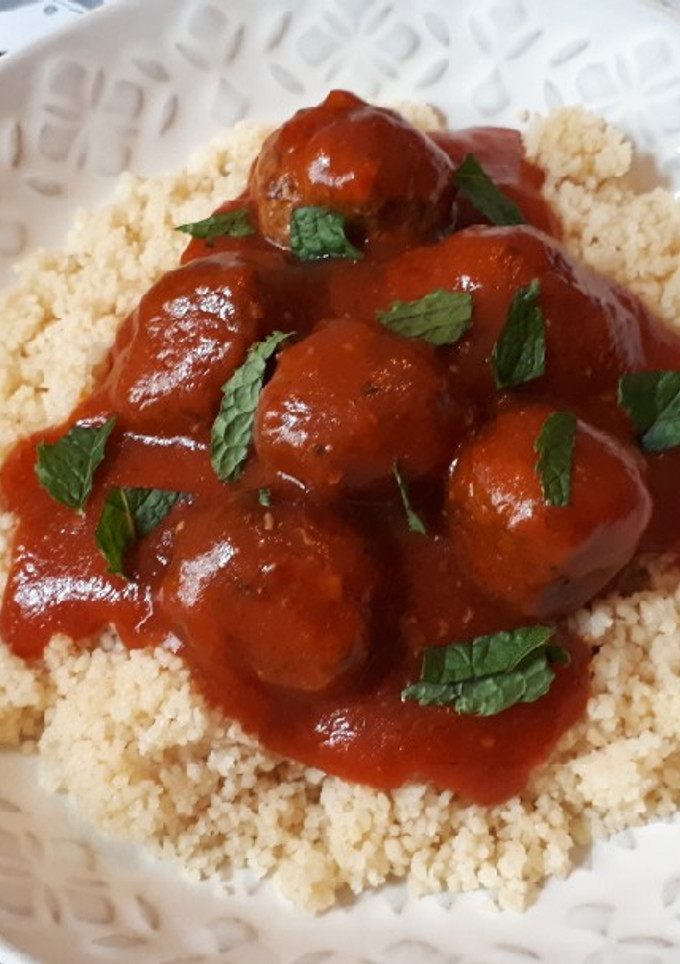 Una foto de Albóndigas libanesas en salsa de tomate