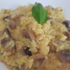 Foto di Risotto allo zafferano con funghi champignon