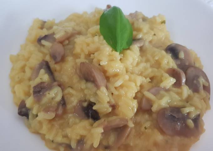 Ricetta di Qualsiasi notte della settimana Risotto allo zafferano con funghi champignon