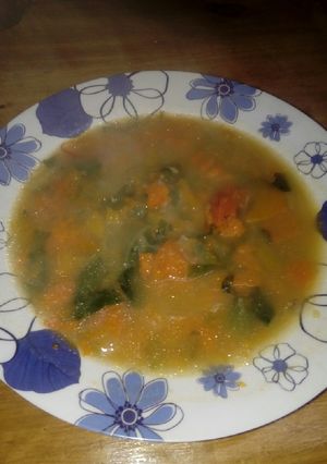 Una foto de Sopa de carne y verduras !!! Sale riquissima