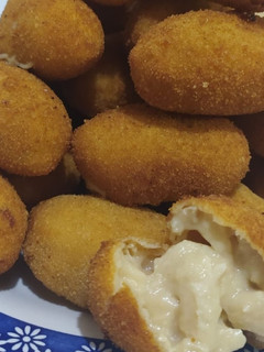 Una foto de Croquetas de pollo y cebolla caramelizada muy cremosas