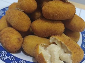 Foto principal de Croquetas de pollo y cebolla caramelizada muy cremosas