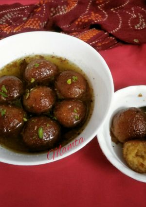 A picture of Mawa Gulab Jamun from left over ghee residue.