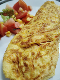 Una foto de Omelette simple relleno de jamón y queso