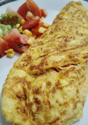 Una foto de Omelette simple relleno de jamón y queso