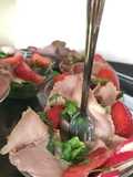Roast-beef  con le fragole, rucola e crema al balsamico
