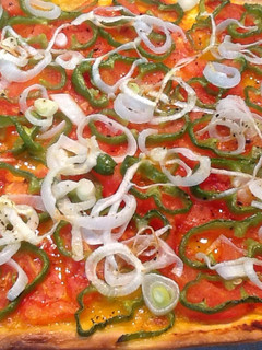 Una foto de Pizza de pimiento y cebolla sin queso