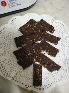 Una foto de Turrón casero de chocolate negro crunchy