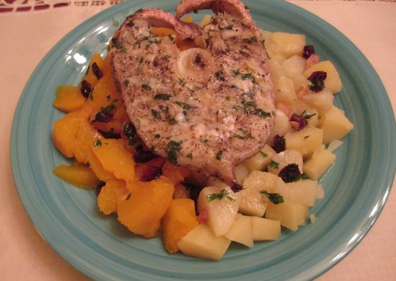 Rodajas de merluza al horno sobre calabaza y patatas