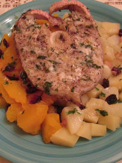 Una foto de Rodajas de merluza al horno sobre calabaza y patatas