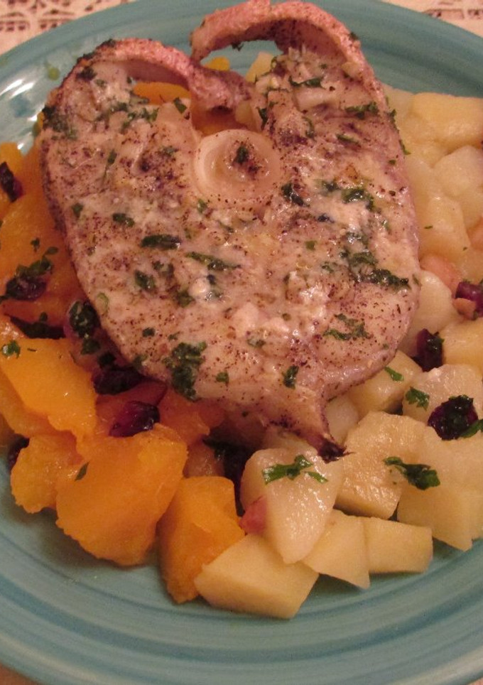 Una foto de Rodajas de merluza al horno sobre calabaza y patatas