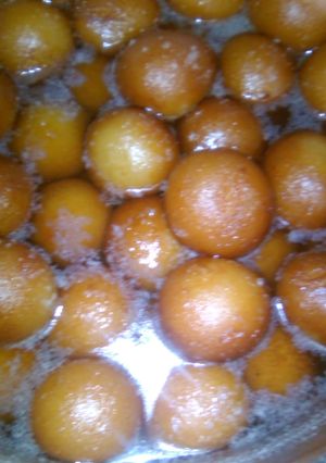 A picture of Gulab jamun.
