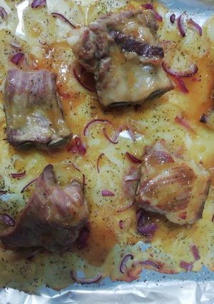 Una foto de Costillas con miel y mostaza + patatas