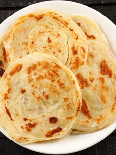 ஹோட்டல் சுவையில் வீட்டில் பரோட்டா (Parotta Recipe in tamil) செய்முறை முக்கிய புகைப்படம்
