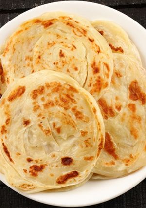 ஹோட்டல் சுவையில் வீட்டில் பரோட்டா (Parotta Recipe in tamil) செய்முறை முக்கிய புகைப்படம்