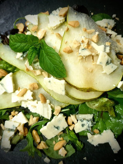 Una foto de Ensalada Caprichosa con Pera Queso Azul y Anacardos