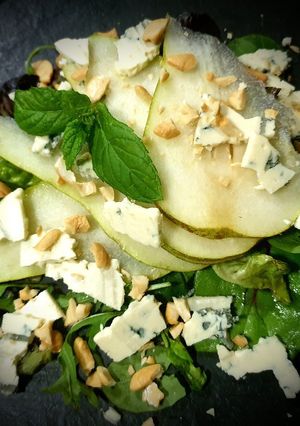 Una foto de Ensalada Caprichosa con Pera Queso Azul y Anacardos