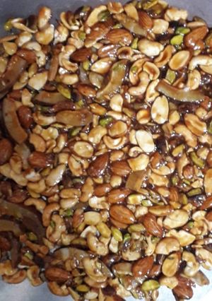 ડ્રાય ફ્રુટસ ચીકી (Dry Fruits Chiki Recipe In Gujarati) રેસીપી મુખ્ય ફોટો