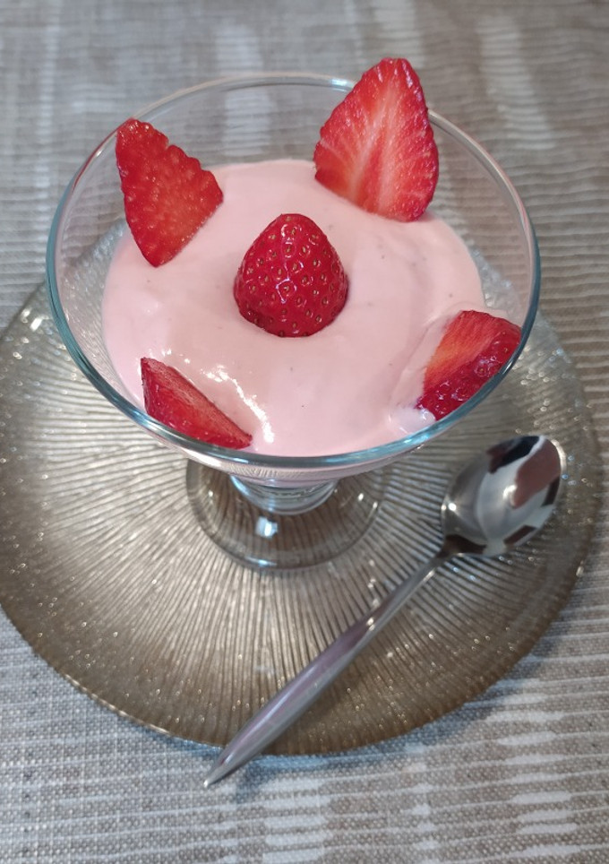 Una foto de Crema de fresas de Huelva con nata 🍓 sin azúcar 🇪🇸
