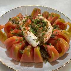 Una foto de Ensalada de tomate valenciano y burrata
