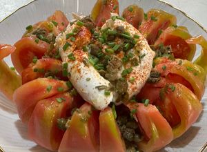 Foto principal de Ensalada de tomate valenciano y burrata