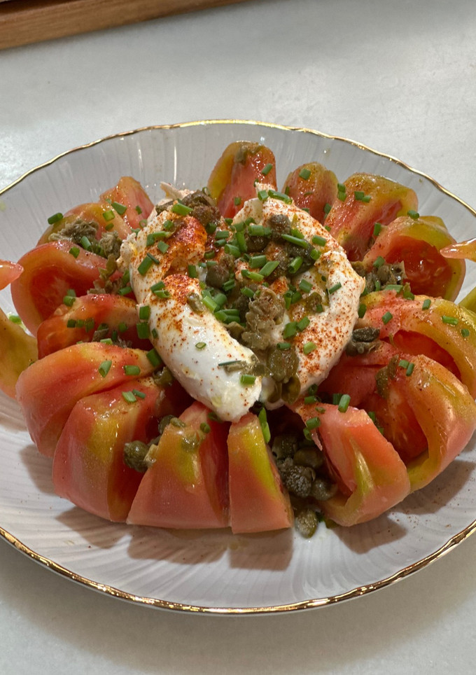 Una foto de Ensalada de tomate valenciano y burrata