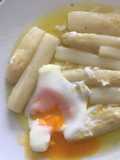Espárragos blancos con huevos escalfados