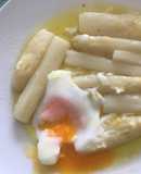Espárragos blancos con huevos escalfados