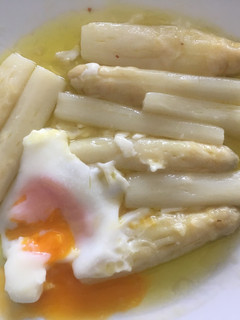 Una foto de Espárragos blancos con huevos escalfados