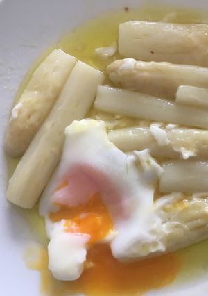 Foto principal de Espárragos blancos con huevos escalfados