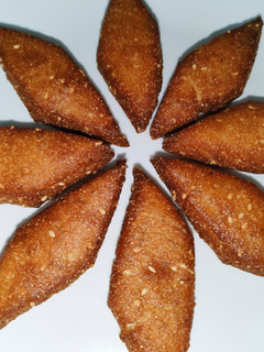 கஜூர்(kajur recipe in tamil) செய்முறை முக்கிய புகைப்படம்