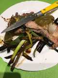 Vacío de cochinillo con pimientos y puerros asados al horno de barro