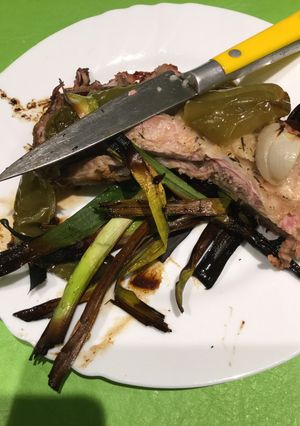 Una foto de Vacío de cochinillo con pimientos y puerros asados al horno de barro