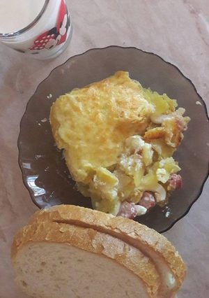 Tejszínes-sajtos rakott krumpli virslivel recept fotója