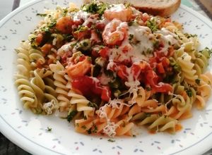 Una foto de Fusilli primavera con camarones