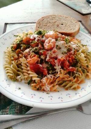 Una foto de Fusilli primavera con camarones