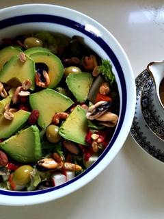 Una foto de Ensalada de mejillones y aguacate